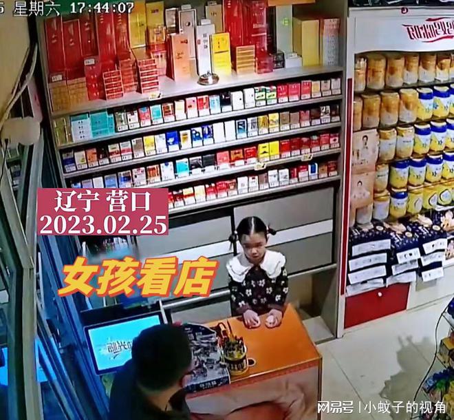 萌娃帮忙看店偶遇男子购买卫生巾萌娃一句话惹人笑翻(图1)