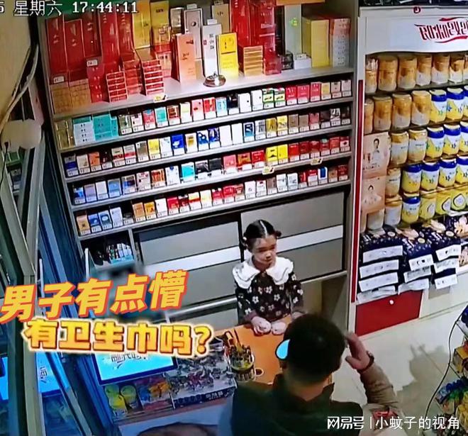 萌娃帮忙看店偶遇男子购买卫生巾萌娃一句话惹人笑翻(图2)