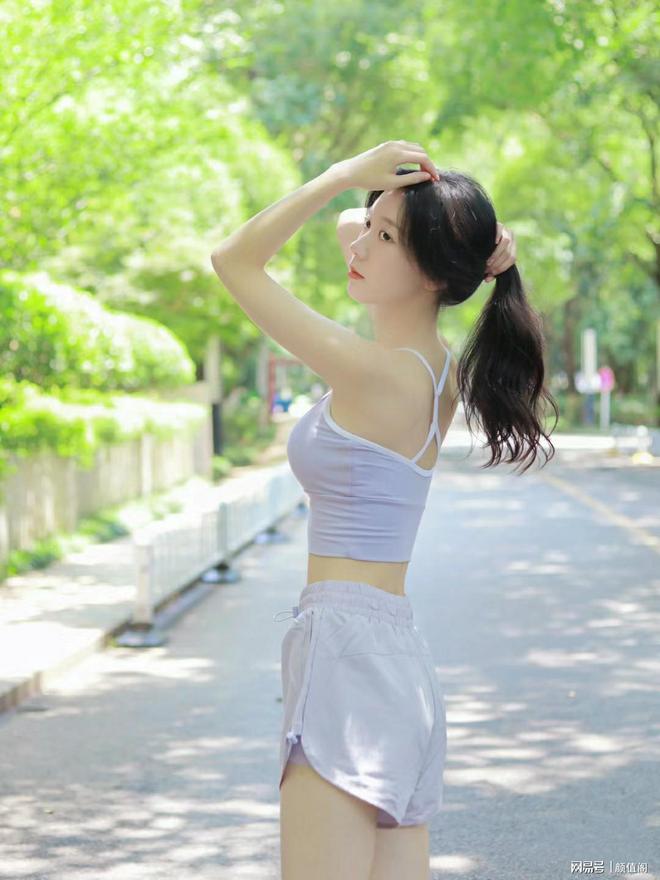 清纯美女香芋紫瑜伽服穿搭颜色好清新(图2)