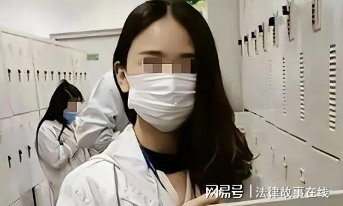 纪实：女穿瑜伽裤与男友爬山因在草丛中方便遭酿悲剧(图1)