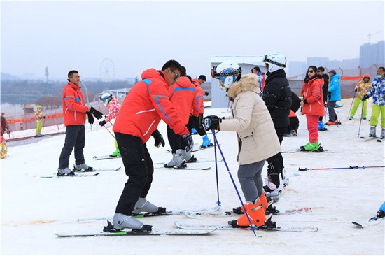 300名体育老师助力冬奥！济南市冰雪项目教练员培训班开班(图1)