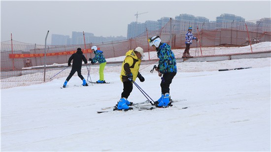 300名体育老师助力冬奥！济南市冰雪项目教练员培训班开班(图2)